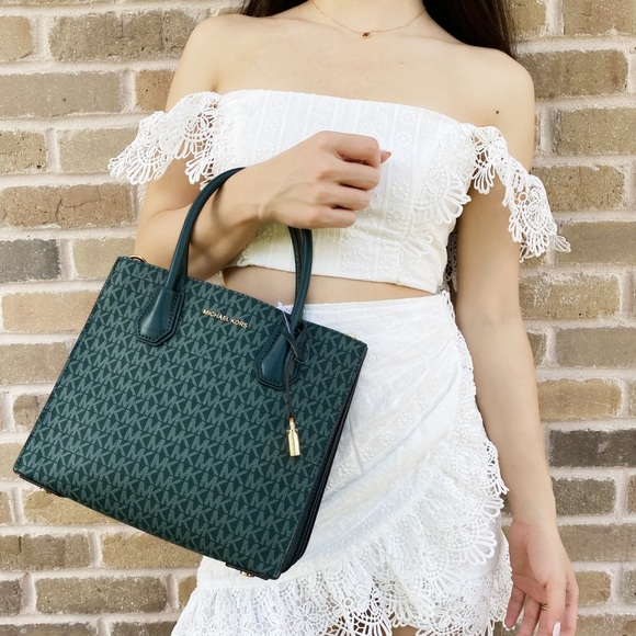 👜💕- NWT Michael Kors Medium Messenger - Picture 2 of 7